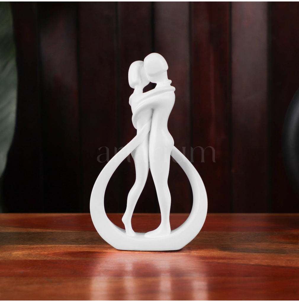Kissing Couple Statue