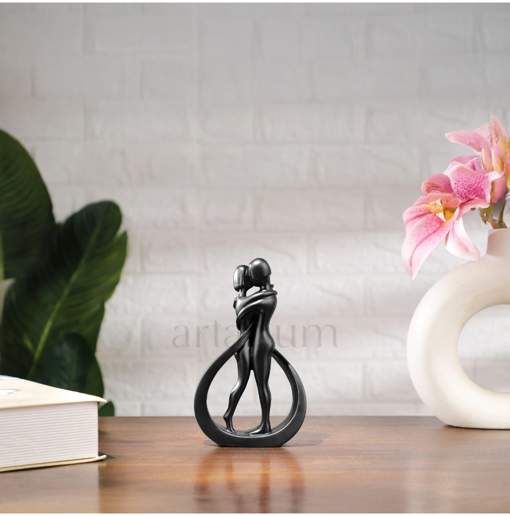 Kissing Couple Statue